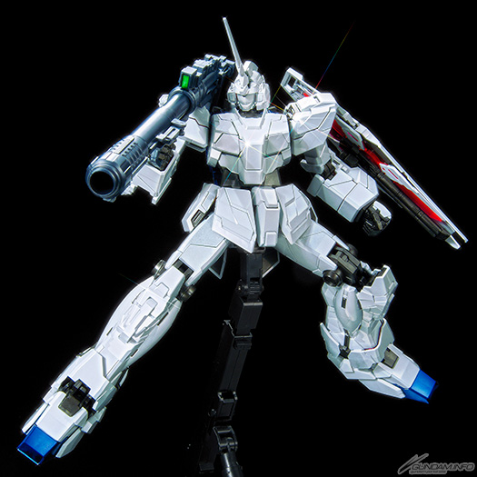 BANDAI 2016年12月27日發售： 模型 MG 1/100 Unicorn Gundam (Red